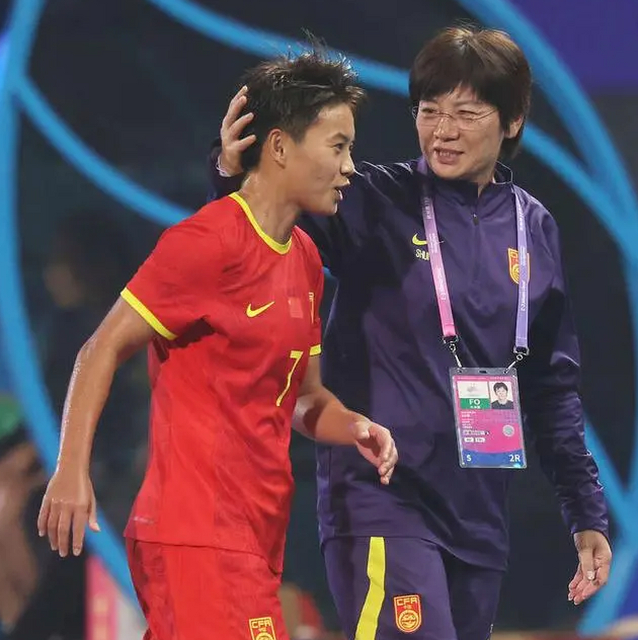 内蒙古女足队员合作默契，连续击败对手