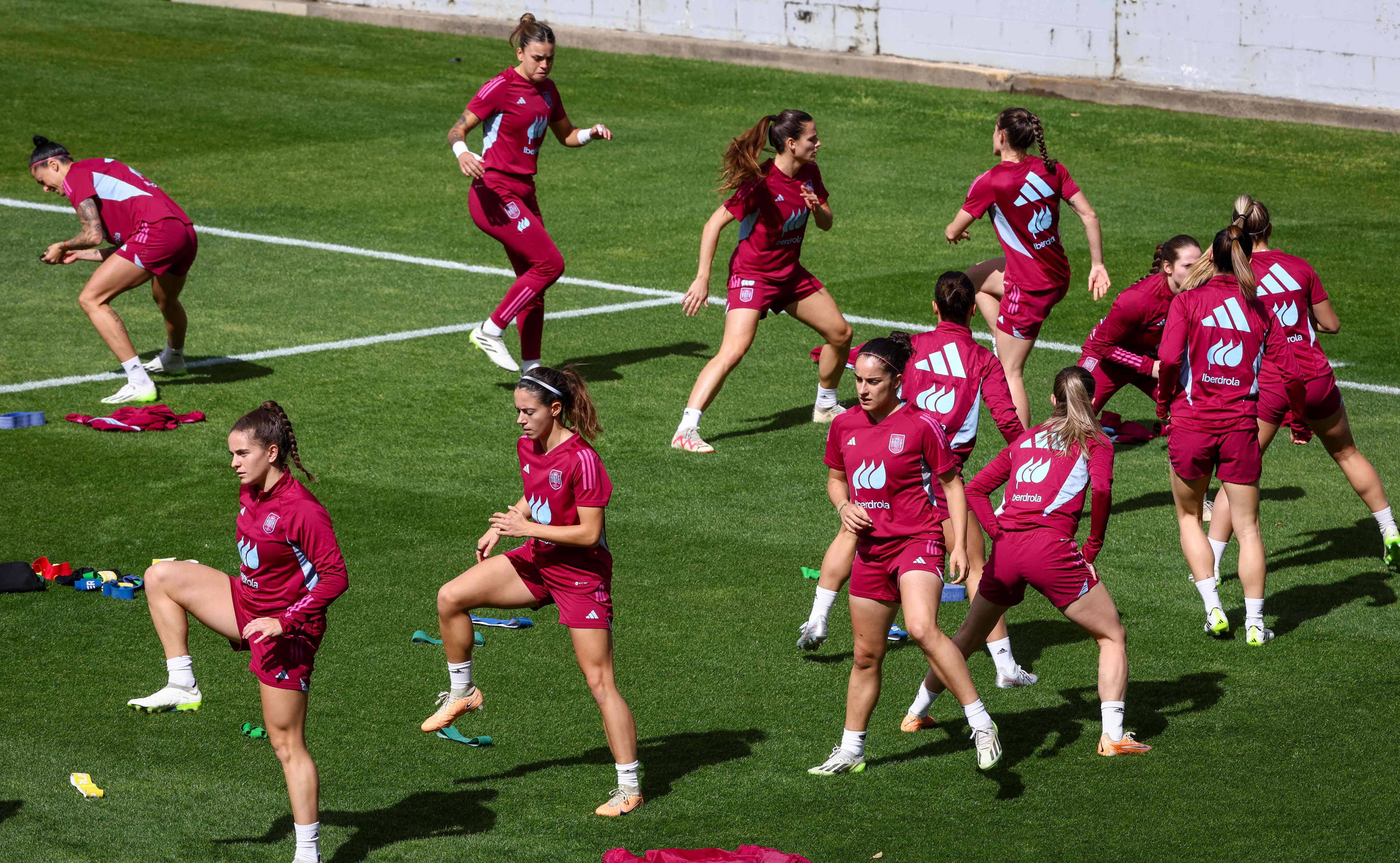 模拟器试玩-关于西班牙女足备战草地比赛，冲刺冠军的信息